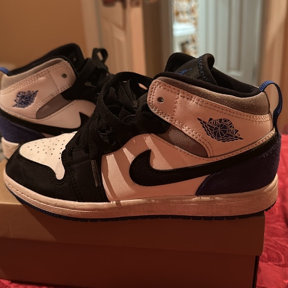 Preowned blue and white and black Air Jordan Size 2Y not in original box - Picture 3 of 3